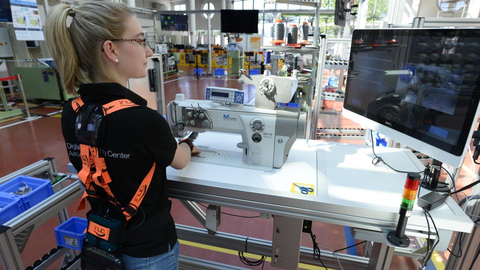 Die Digitalisierung braucht sozialpartnerschaftliche Lösungen und gute Praxisbeispiele – das zeigte die Veranstaltung der Initiative Wirtschaft & Arbeit 4.0 in Neuss. 