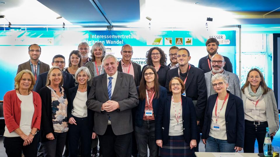 Gruppenbild mit Minister Laumann und den Aktiven der Veranstaltung „Kompetente Interessenvertretung im digitalen Wandel“