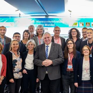 Gruppenbild mit Minister Laumann und den Aktiven der Veranstaltung „Kompetente Interessenvertretung im digitalen Wandel“